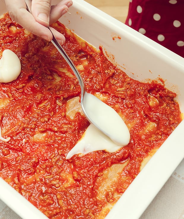 листы лазаньи с томатным соусом и соусом бешамель