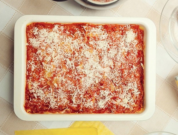 классическая лазанья с томатами и сыром