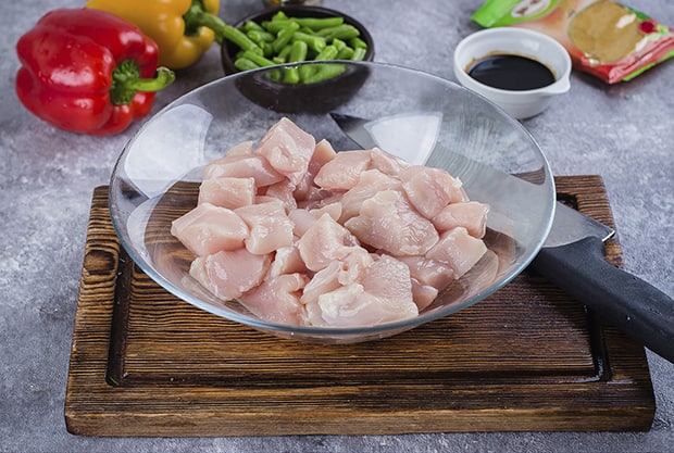 нарезанная куриная грудка в мисочке
