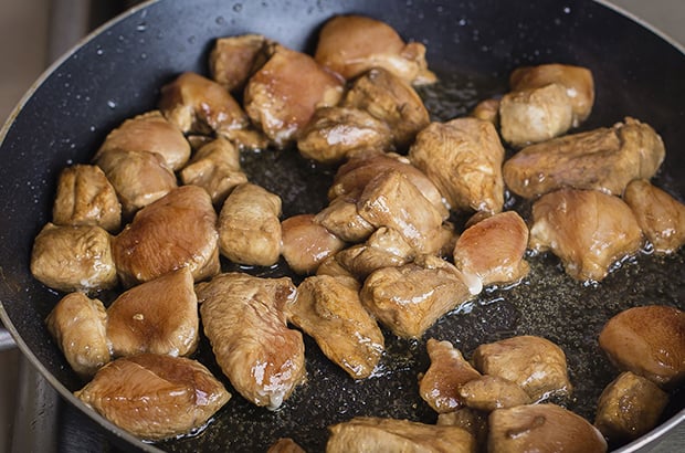кусочки обжаренной куриной грудки на сковороде