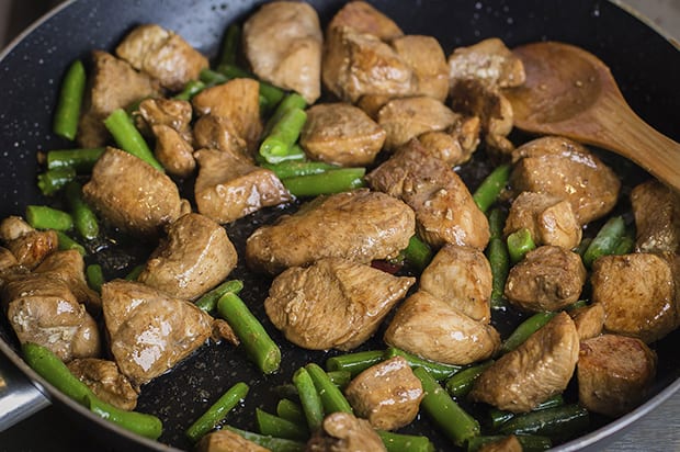 кусочки обжаренной курицы со стручковой фасолью