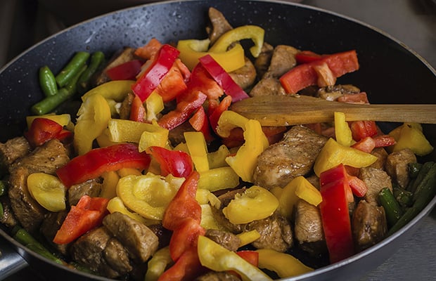 кусочки жареной курицы с болгарским перцем