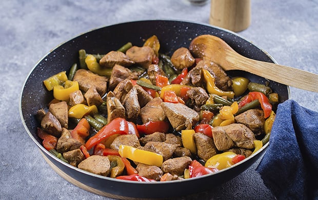 кусочки жареной курицы со стручковой фасолью и перцем