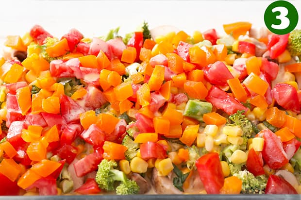 нарезанные перец, брокколи с кукурузой и грибами