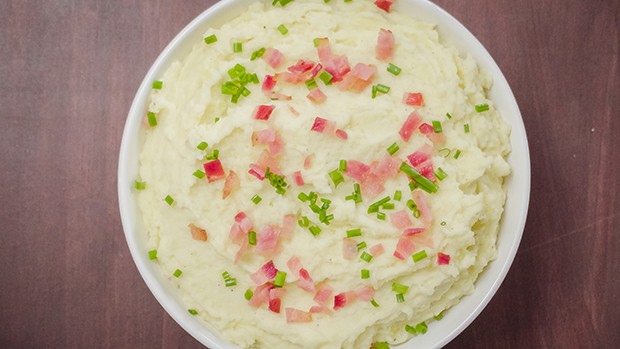 картофельное пюре с кусочками бекона и зелени