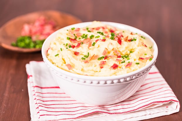 пюре с беконом и зеленью в тарелочке