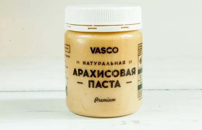 Упаковка пасты с арахисом на столе от Васко